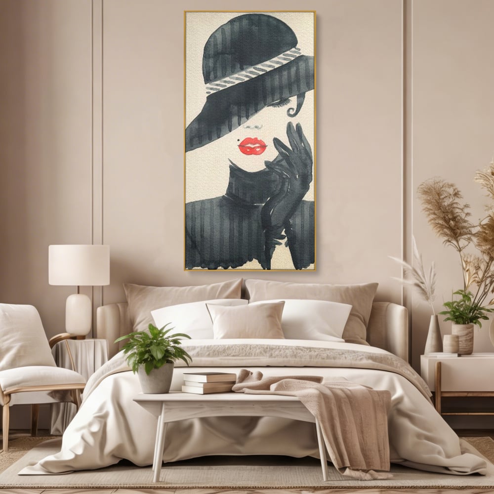 Tablou canvas cu ilustratie moda femeie cu palarie si buze rosii, in rama de aluminiu auriu, pe perete intr-un dormitor